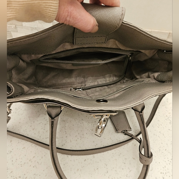 MICHAEL KORS MEDIUM HAMILTON! EUC
$658. Original price - Picture 5 of 12